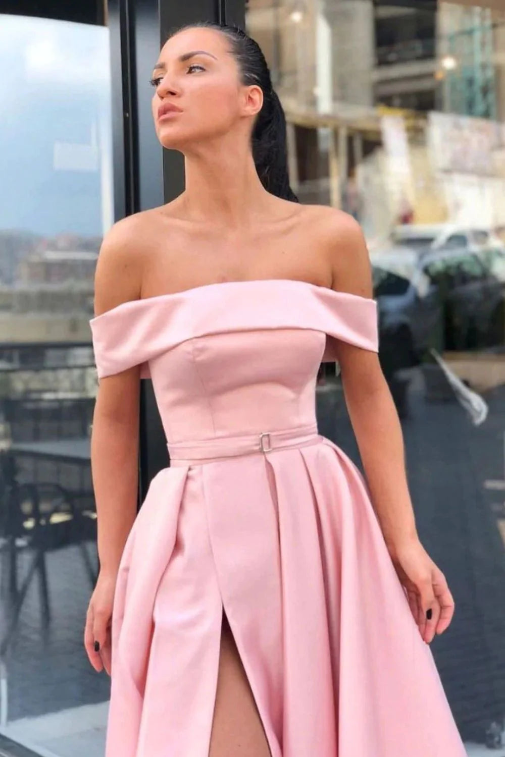 Encantador vestido de fiesta largo rosa con corte en A y hombros descubiertos con abertura